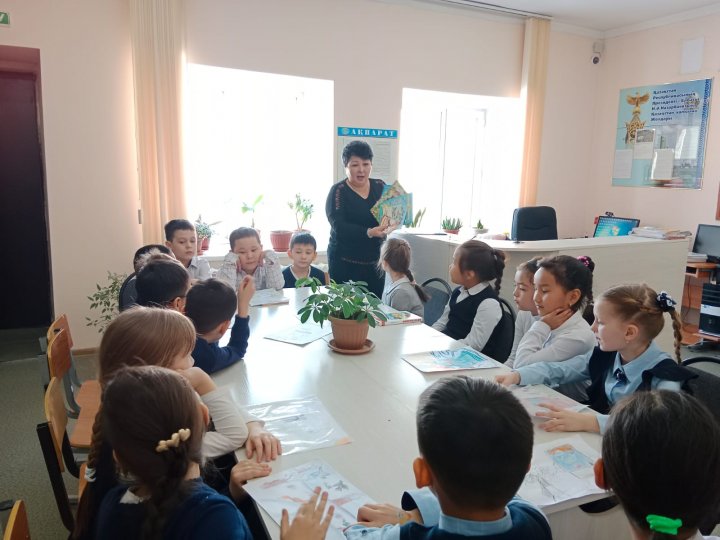 2 «Д» сынып оқушыларының қатысуымен өздерінің оқыған кітаптарының кейіпкерлерінің суреттерін салып, әңгімелеп берді.