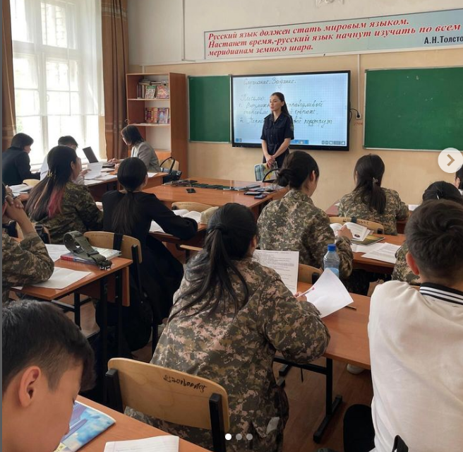 14.05.2024 г. инспектор по делам несовершеннолетних Ауезовского ОП лейтенант полиции Тынысбекқызы М.Т. провела лекцию среди 9-10 кл. на тему “Правила дорожного движения”