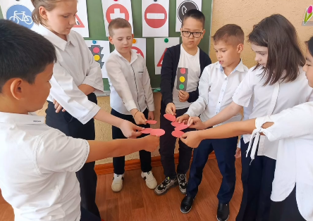 4 “Е” классе провели класүый час на тему “Правила дородного движения”